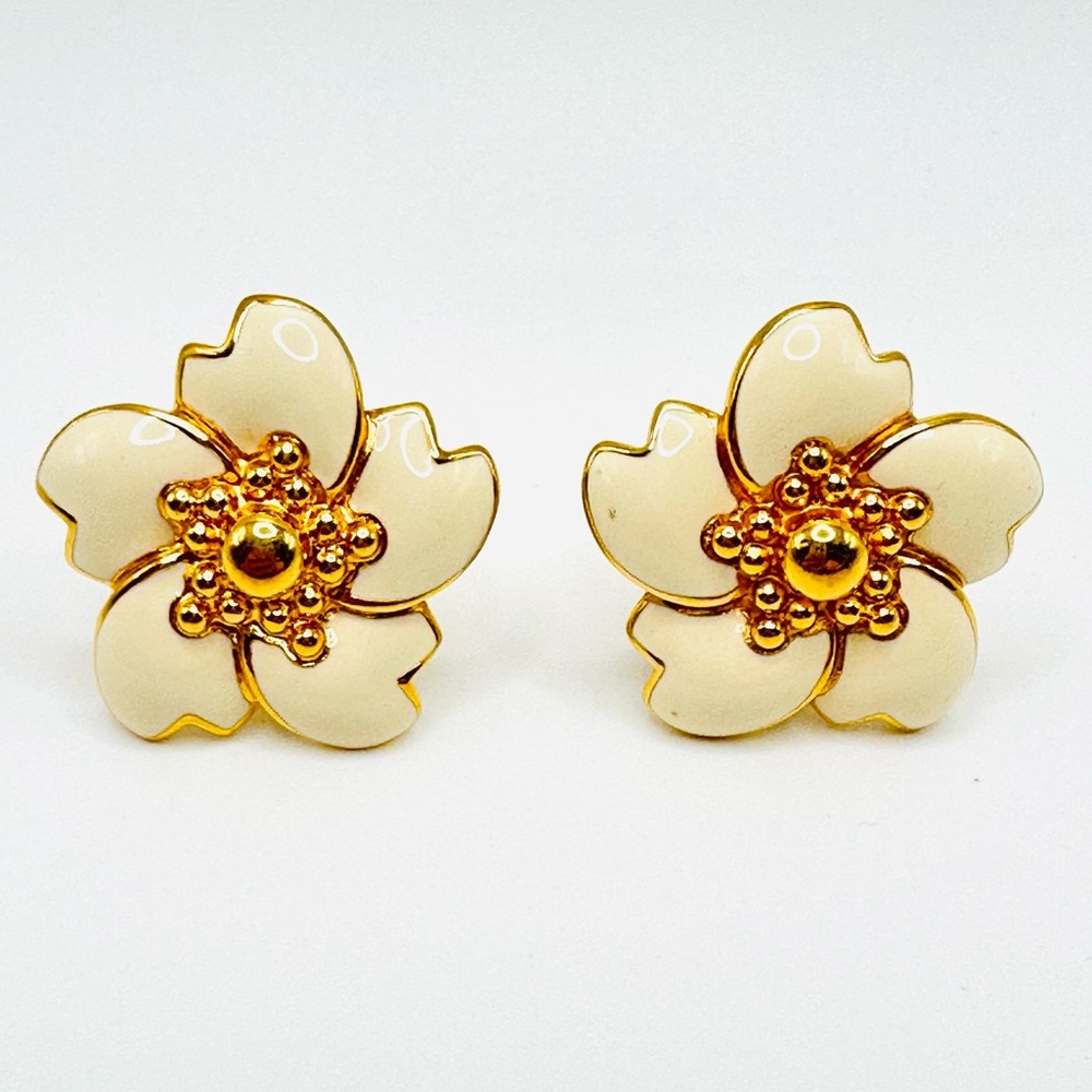 MONET Signed Retro Vintage Cream Enamel Clip On Floral Gold Tone Flower Earrings